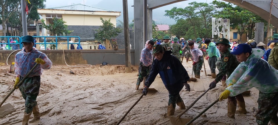 Dân sinh - Quân dân căng mình dọn lớp bùn dày 1m, sớm đón học sinh trở lại lớp (Hình 3).