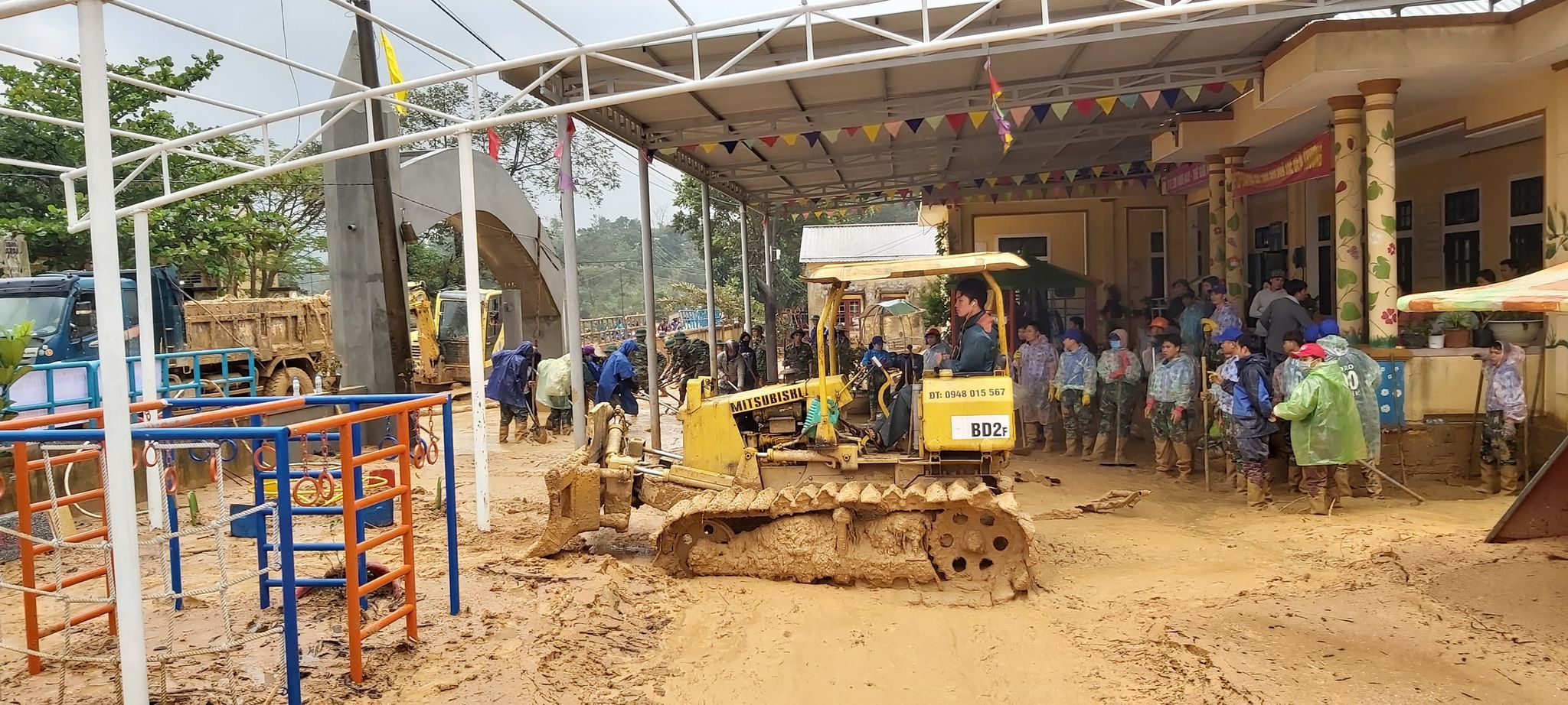 Dân sinh - Quân dân căng mình dọn lớp bùn dày 1m, sớm đón học sinh trở lại lớp (Hình 11).