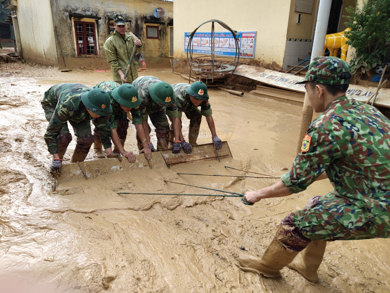 Dân sinh - Quân dân căng mình dọn lớp bùn dày 1m, sớm đón học sinh trở lại lớp (Hình 8).