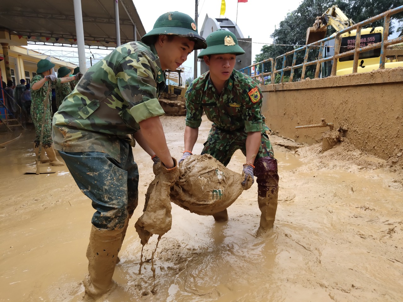 Dân sinh - Quân dân căng mình dọn lớp bùn dày 1m, sớm đón học sinh trở lại lớp (Hình 10).