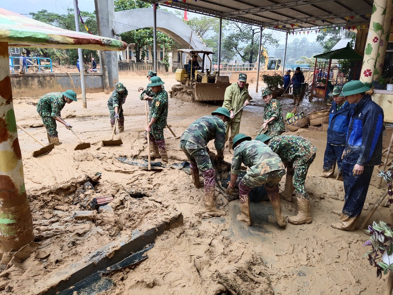 Dân sinh - Quân dân căng mình dọn lớp bùn dày 1m, sớm đón học sinh trở lại lớp (Hình 5).