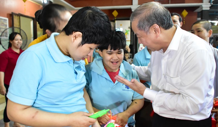 Giáo dục - 'Không chỉ là thầy, mà còn là cha, là mẹ'