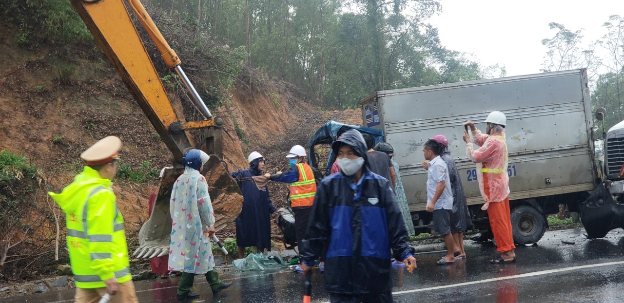 Tin nhanh - Nghẹt thở dùng máy múc cứu tài xế kẹt cứng trong cabin xe (Hình 5).