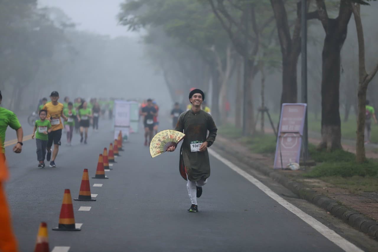 Văn hoá - Mặc áo dài thi chạy bộ: “Hãy có một tấm lòng rộng mở!” (Hình 2).