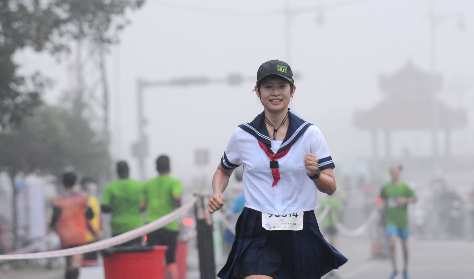 Văn hoá - Mặc áo dài thi chạy bộ: “Hãy có một tấm lòng rộng mở!” (Hình 4).