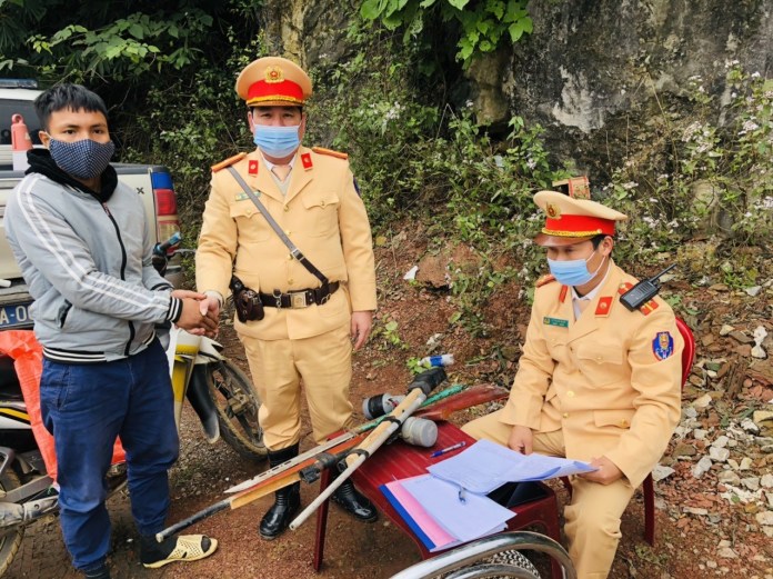 An ninh - Hình sự - Tự nguyện giao cảnh sát  súng, pháo hoa nổ nhặt được bên đường