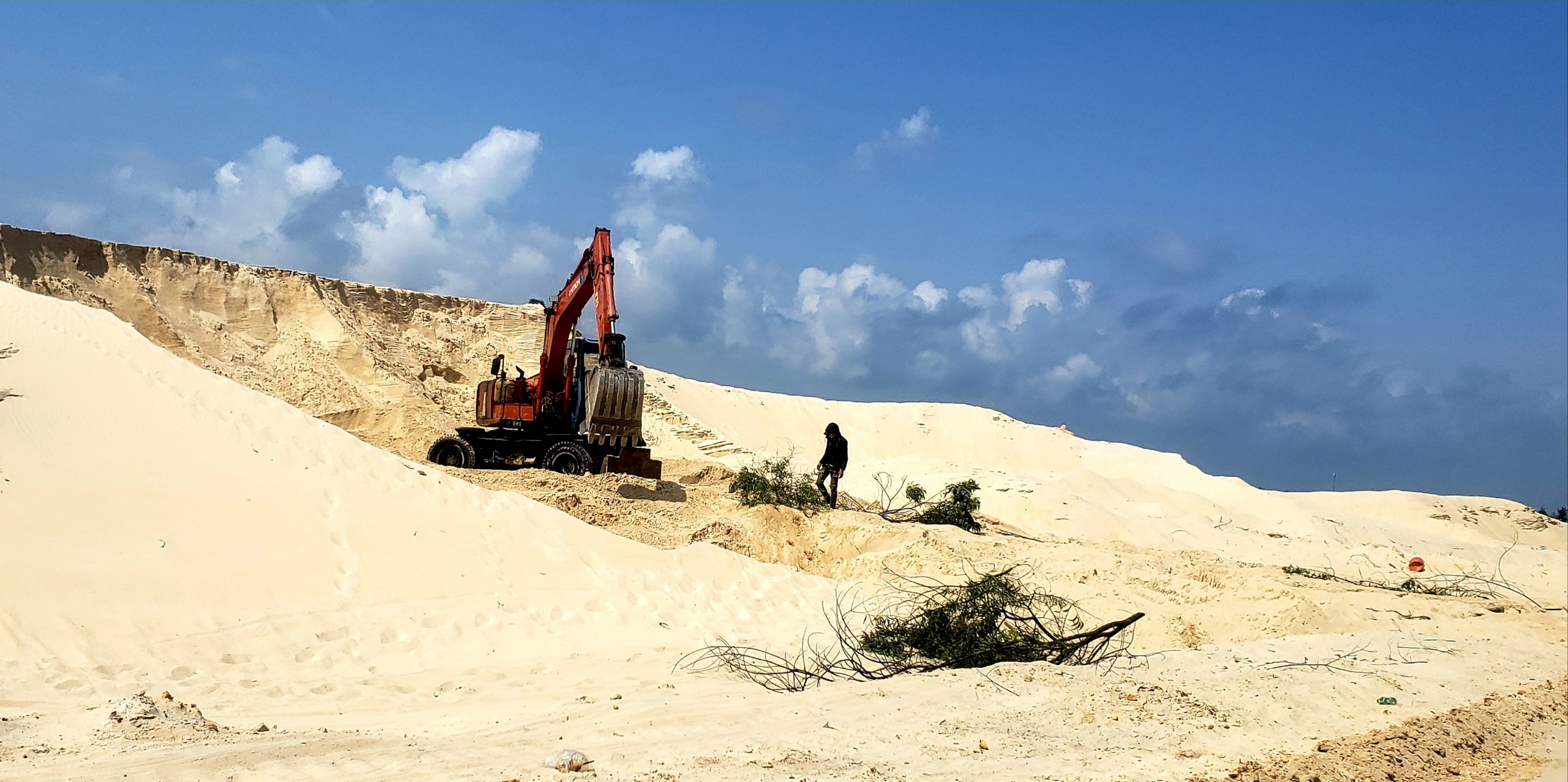 Đầu tư - Cận cảnh những hố khai thác “vàng đen” đe dọa tuyến đường ven biển (Hình 10).