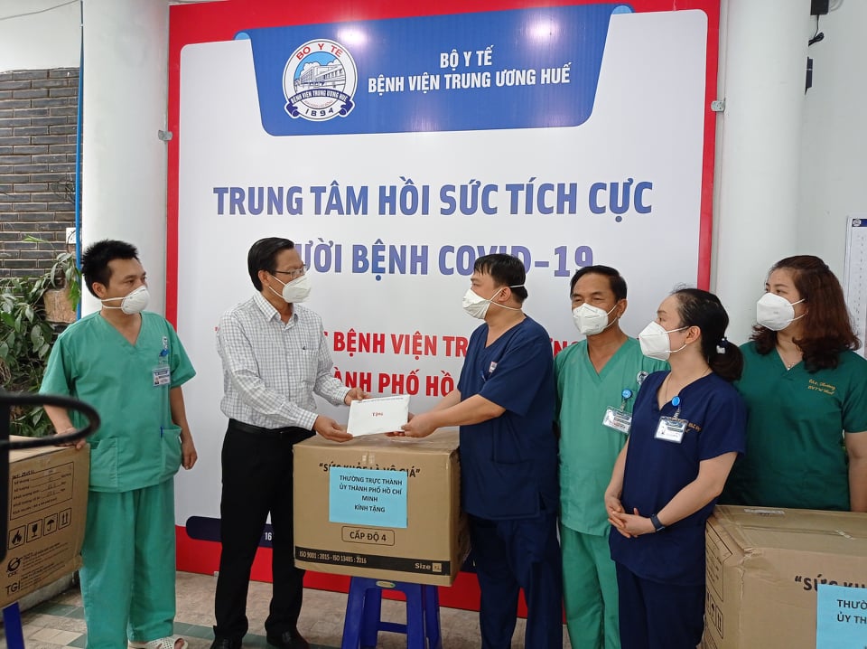 Sự kiện - Chủ tịch UBND TP. HCM ghi nhận sự đóng góp của các y bác sĩ ở trung tâm Hồi sức tích cực người bệnh Covid-19 (Hình 3).