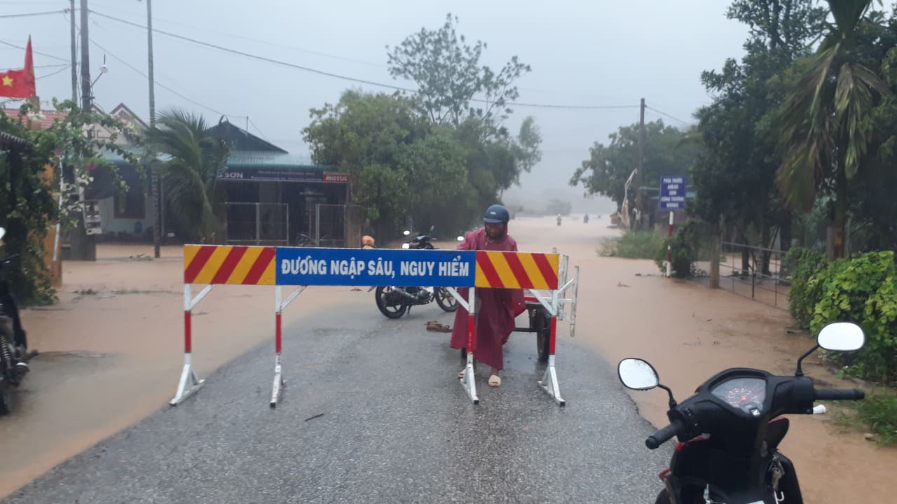 Dân sinh - Thừa Thiên - Huế: Vượt mưa lũ lấy mẫu xét nghiệm Covid-19 trong đêm