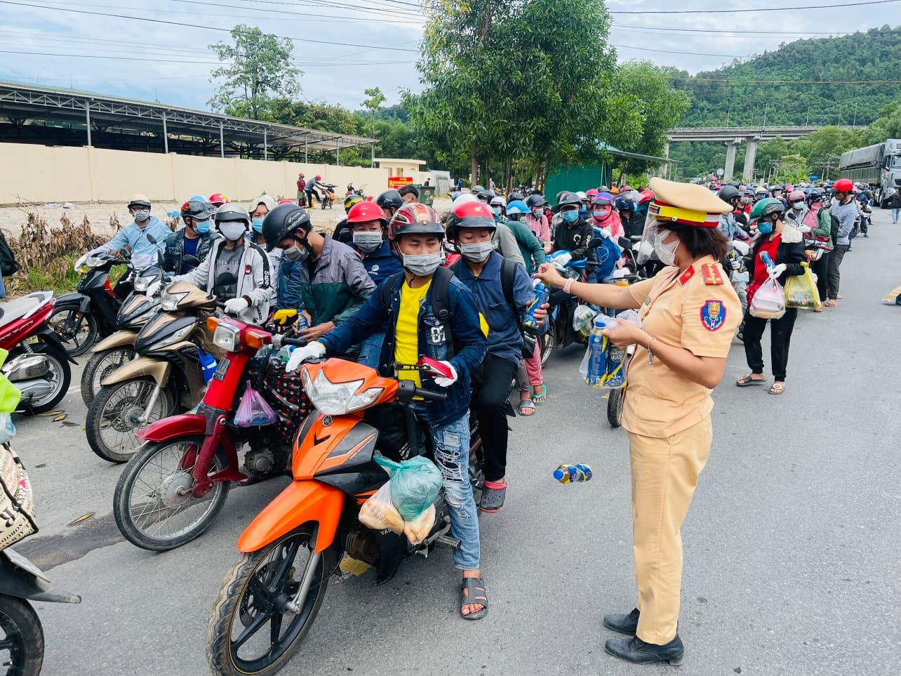 Dân sinh - Những đứa trẻ theo cha mẹ vượt ngàn cây số về quê  (Hình 11).