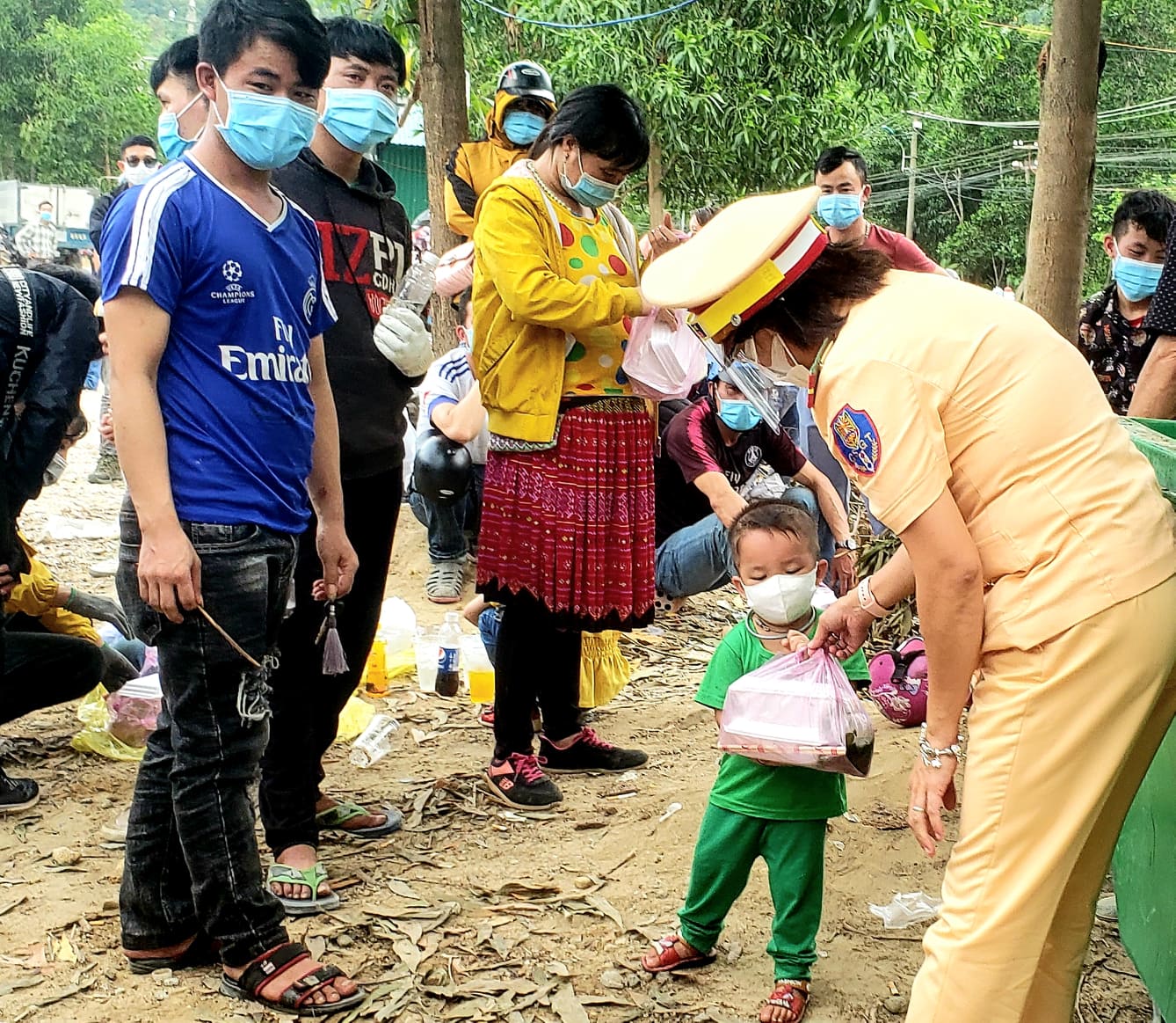 Dân sinh - Những đứa trẻ theo cha mẹ vượt ngàn cây số về quê  (Hình 13).