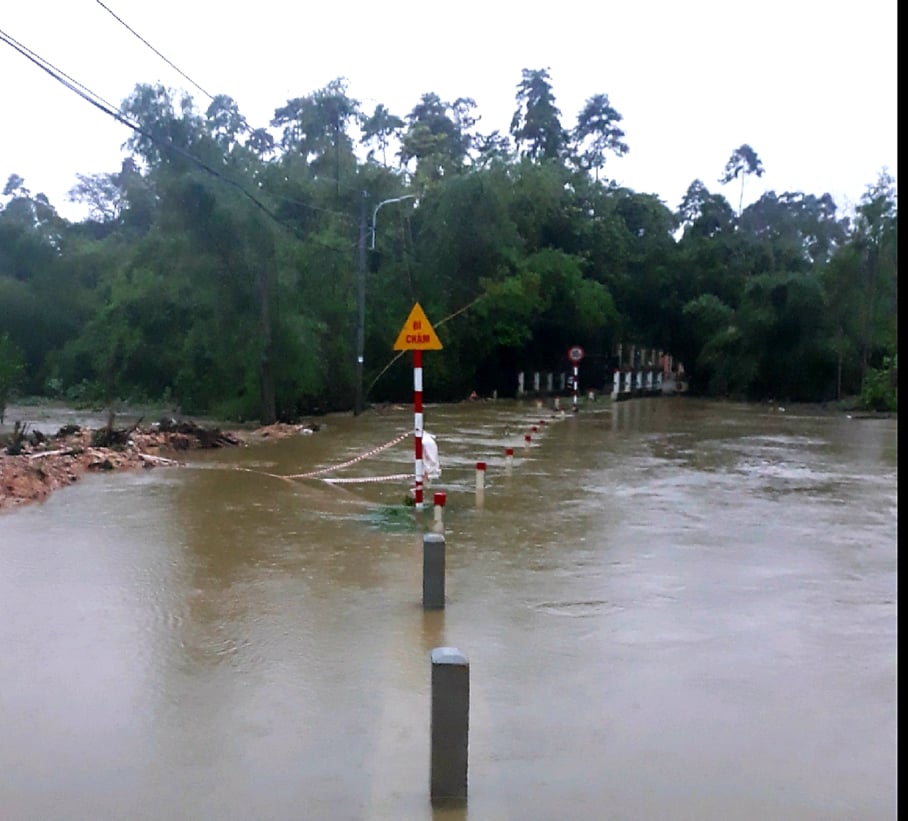 Dân sinh - Thừa Thiên-Huế: Mưa lớn gây ngập lụt, sạt lở nhiều tuyến đường (Hình 3).