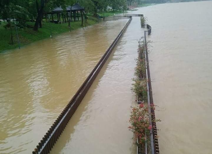 Dân sinh - Thừa Thiên-Huế: Mưa lớn gây ngập lụt, sạt lở nhiều tuyến đường (Hình 2).