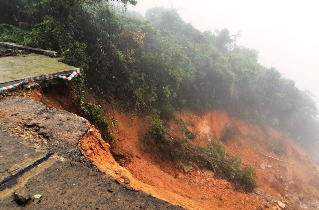 Dân sinh - Thừa Thiên-Huế: Mưa lớn gây ngập lụt, sạt lở nhiều tuyến đường (Hình 8).