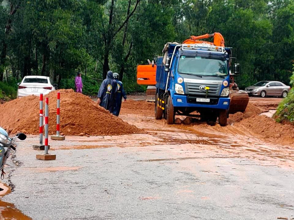 Dân sinh - Thừa Thiên-Huế: Mưa lớn gây ngập lụt, sạt lở nhiều tuyến đường (Hình 6).