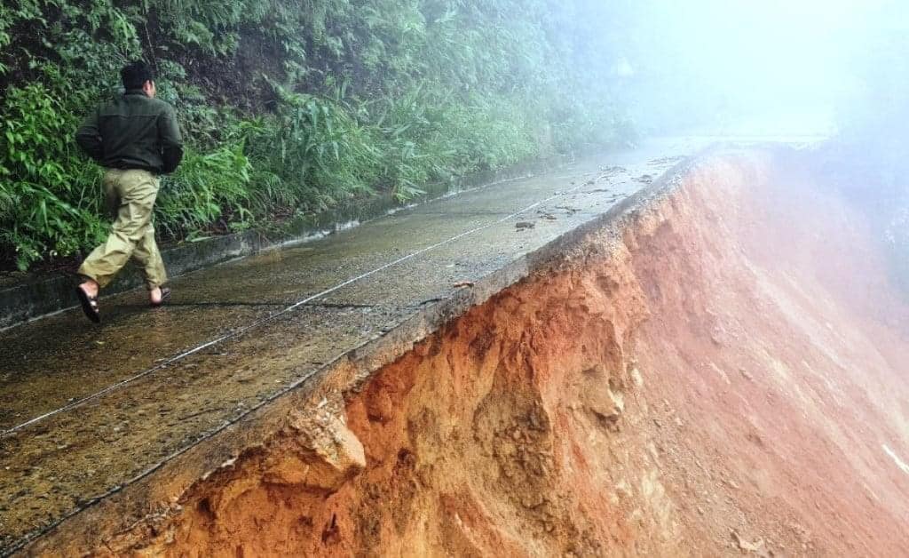 Dân sinh - Thừa Thiên-Huế: Mưa lớn gây ngập lụt, sạt lở nhiều tuyến đường (Hình 7).