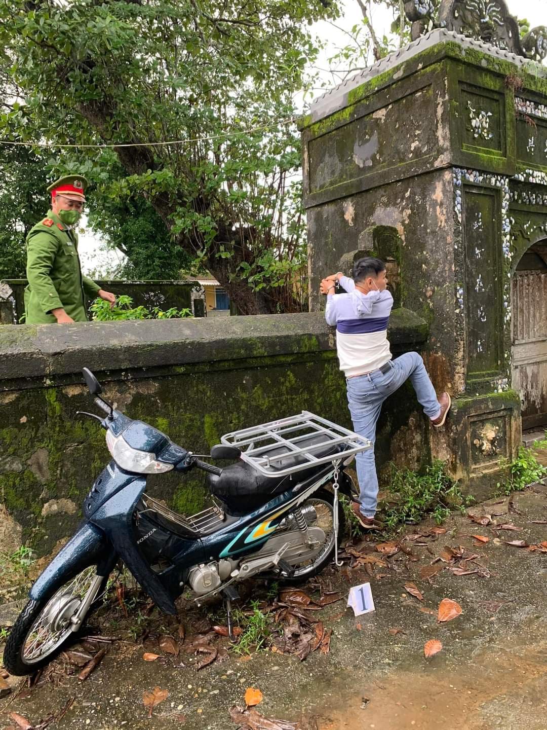 An ninh - Hình sự - Vừa ra tù, gã trai đột nhập từ đường vác cả tủ thờ mang đi bán