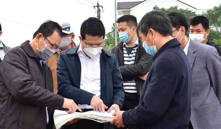 Dân sinh - Đường đang làm la liệt “ổ gà” ở Huế: Phó Chủ tịch tỉnh thị sát thực tế (Hình 5).