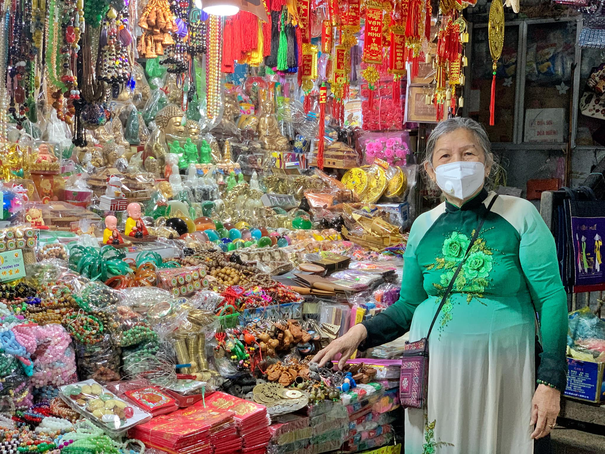 Văn hoá - Hưởng ứng ngày 8/3, tiểu thương ở Huế mặc áo dài khi bán hàng (Hình 3).