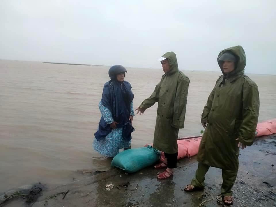 Dân sinh - Thừa Thiên-Huế: Bí thư huyện xuống đồng cùng dân hộ đê, cứu lúa (Hình 6).