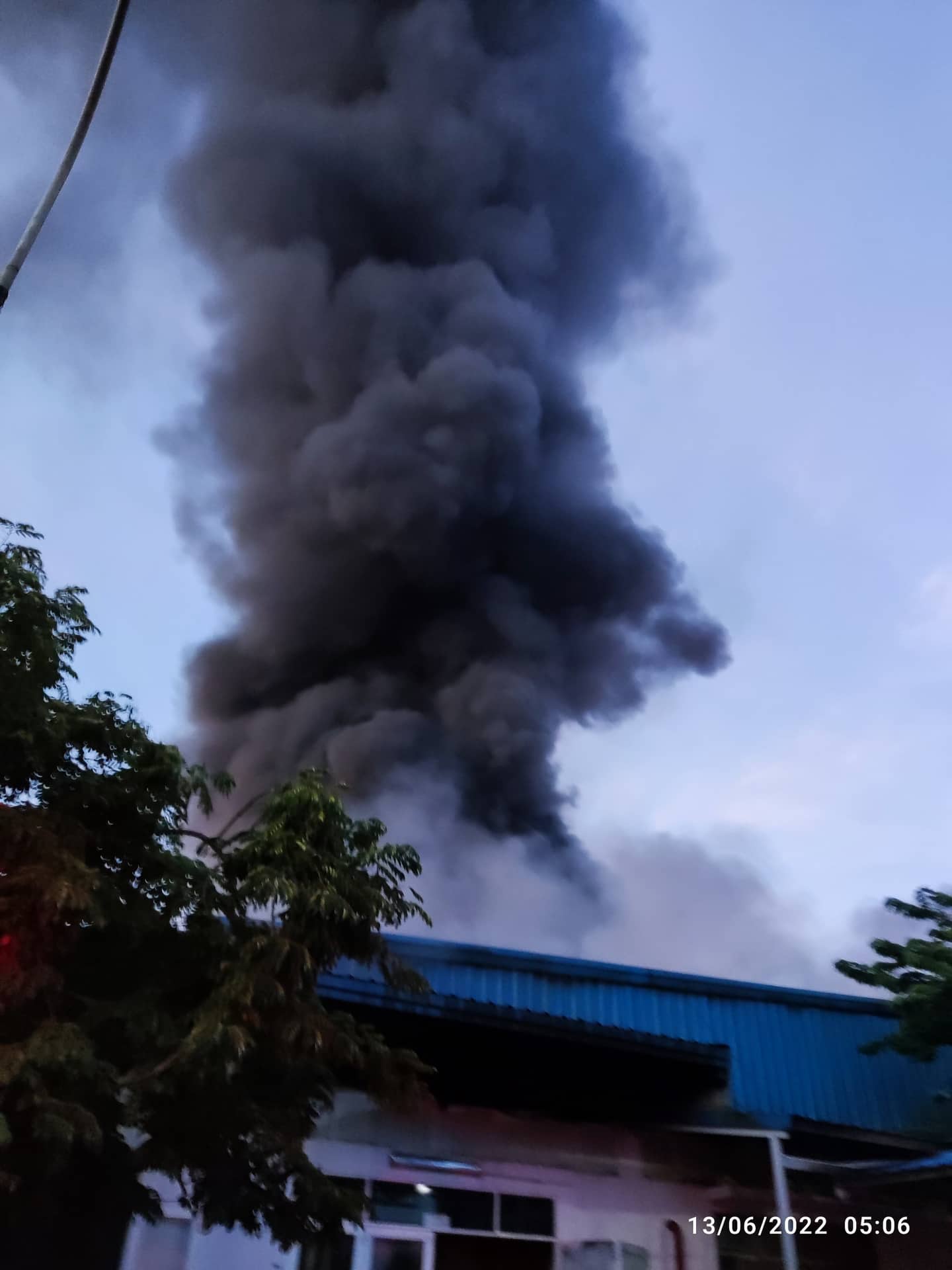 Dân sinh - Video: Cảnh sát “oằn” mình dặp tắt lửa trong nhà máy may mặc ở Huế (Hình 3).
