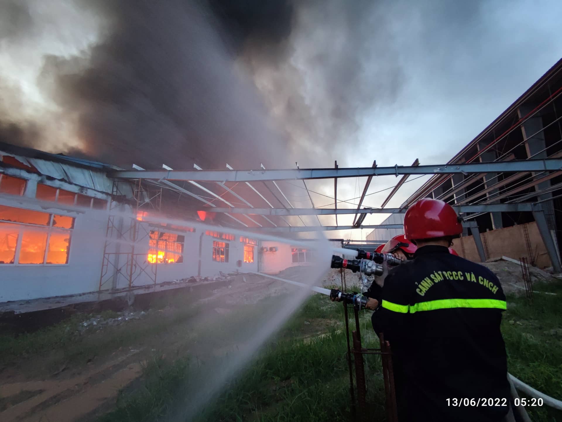 Dân sinh - Video: Cảnh sát “oằn” mình dặp tắt lửa trong nhà máy may mặc ở Huế (Hình 6).