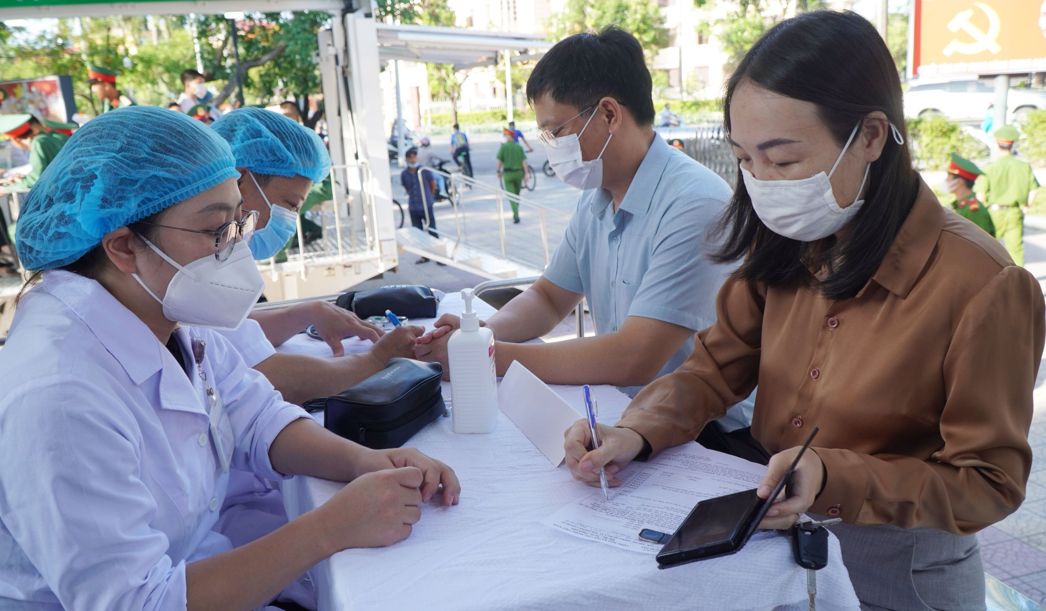 Dân sinh - Huế: Phó Chủ tịch tỉnh trực tiếp tiêm vắc-xin làm gương cho người dân (Hình 2).