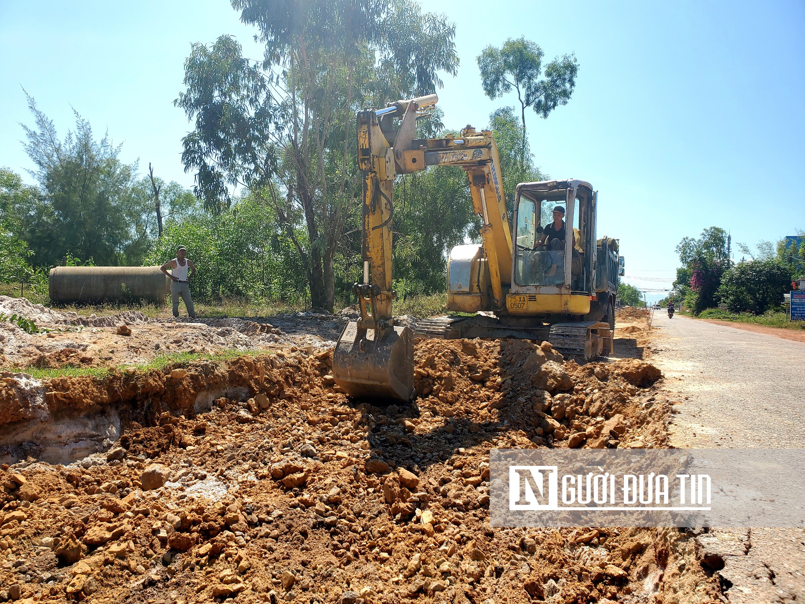 Dân sinh - Thi công sai thiết kế, nhà thầu cào bóc hơn trăm mét đường (Hình 8).