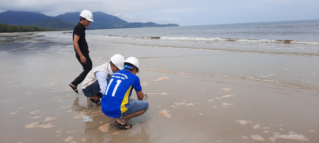 Môi trường - Nước biển đổi màu lạ, bọt đặc sệt bất thường ở Huế: Lấy mẫu phân tích