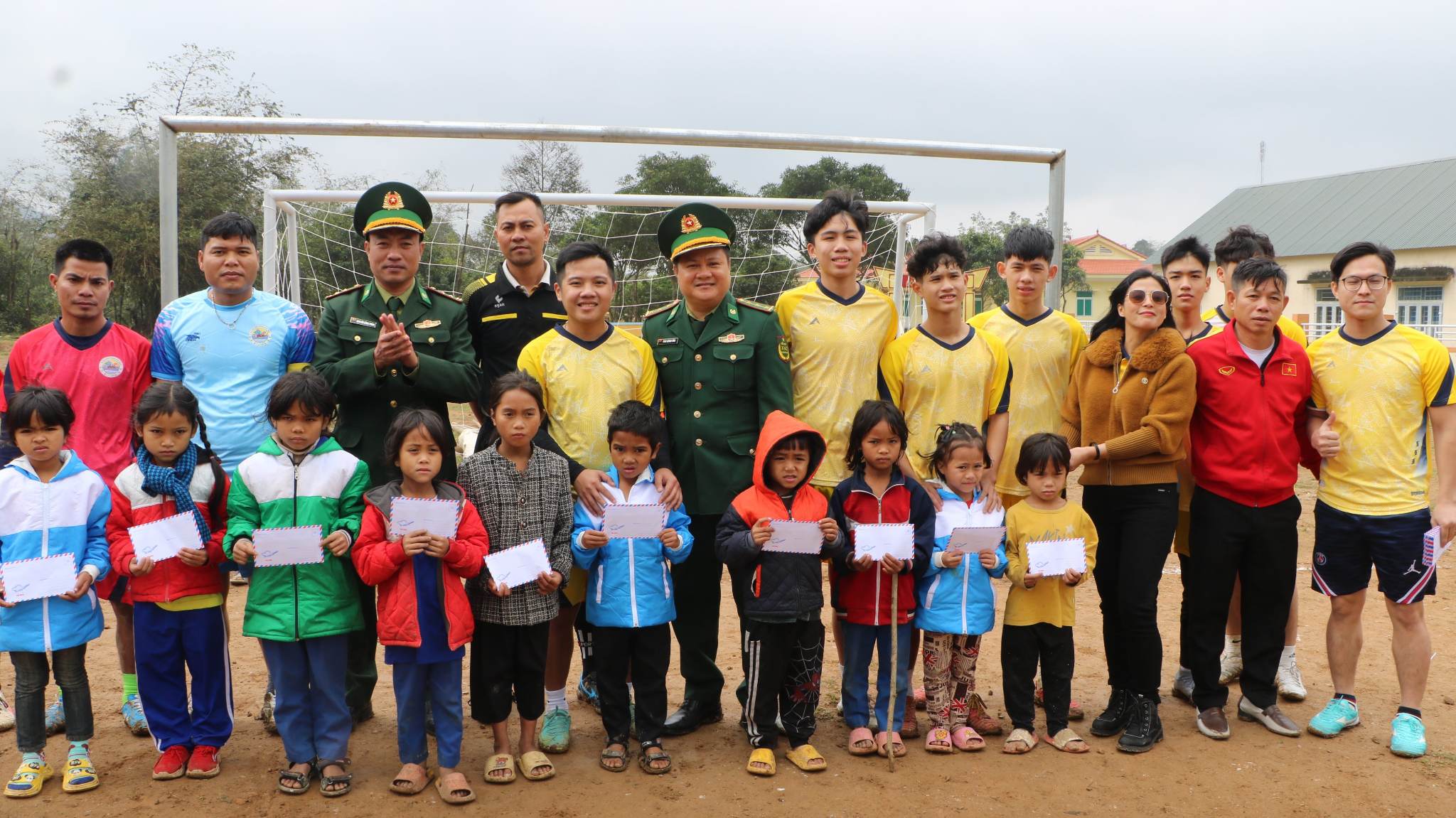 Dân sinh - Lính biên phòng xuống sân đá bóng góp tiền giúp dân nghèo đón Tết (Hình 3).