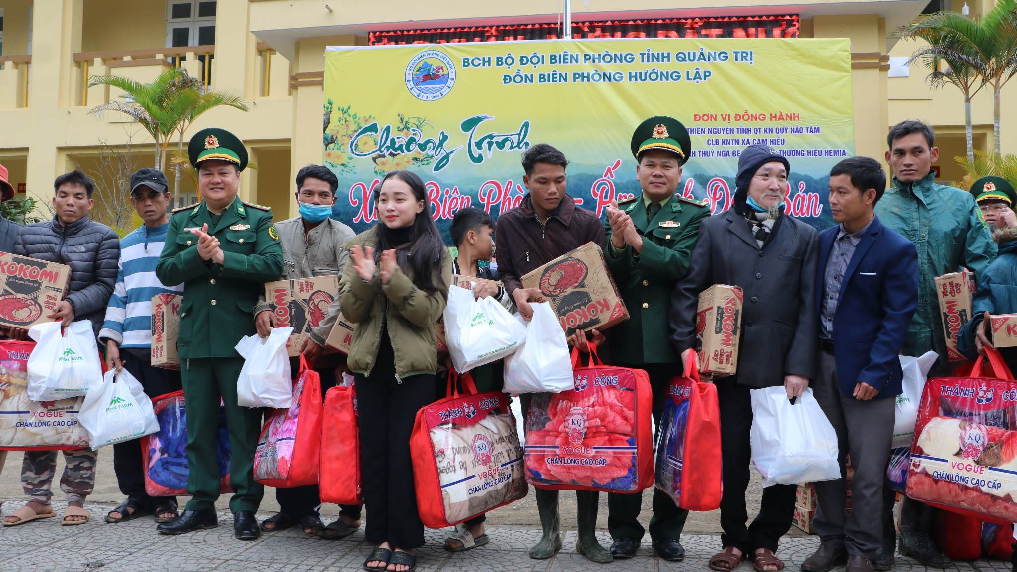 Dân sinh - Lính biên phòng xuống sân đá bóng góp tiền giúp dân nghèo đón Tết (Hình 4).