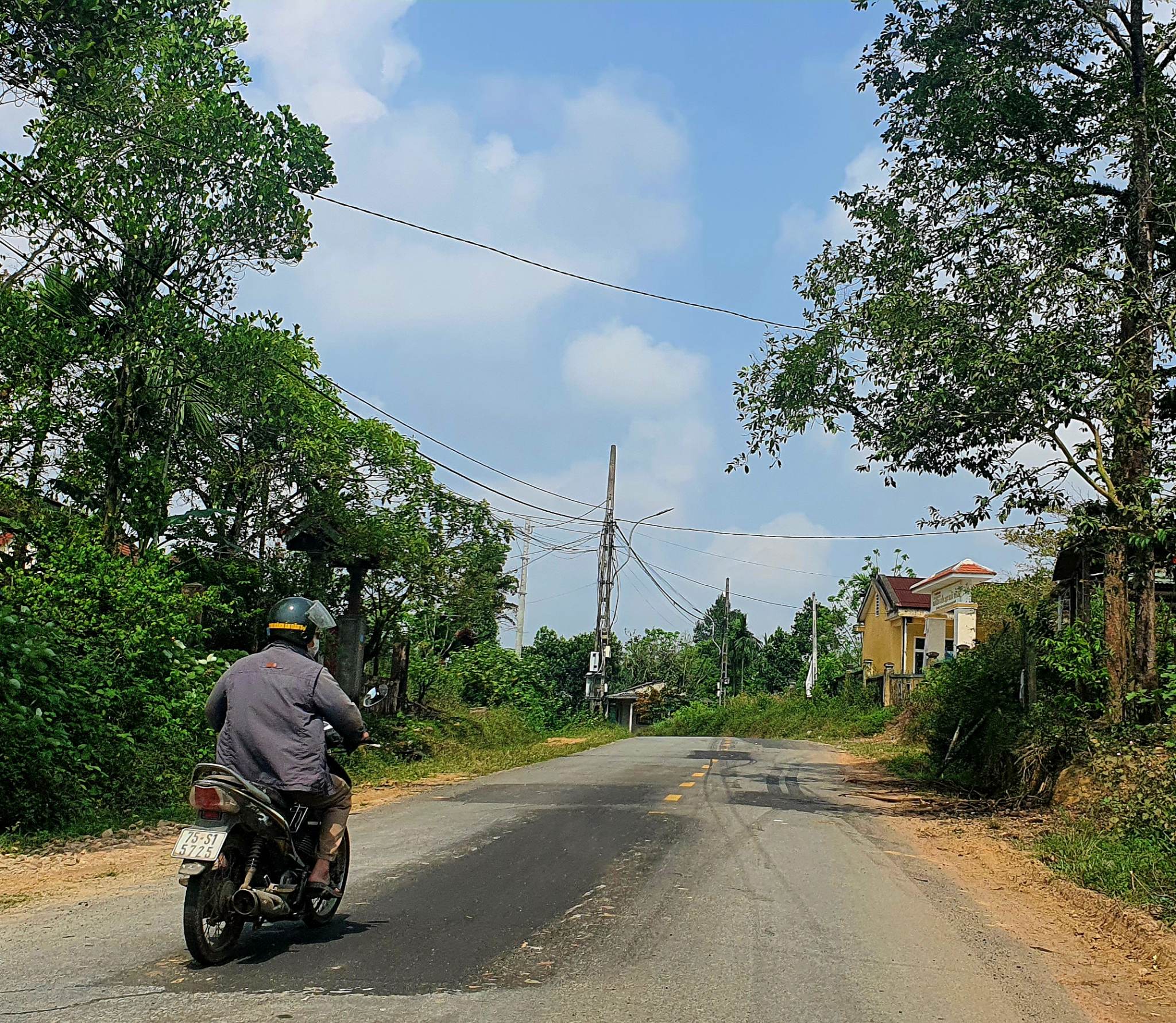 Dân sinh - Thừa Thiên-Huế: Đường 25 tỷ vừa làm xong đã phải cào bóc, vá víu (Hình 3).