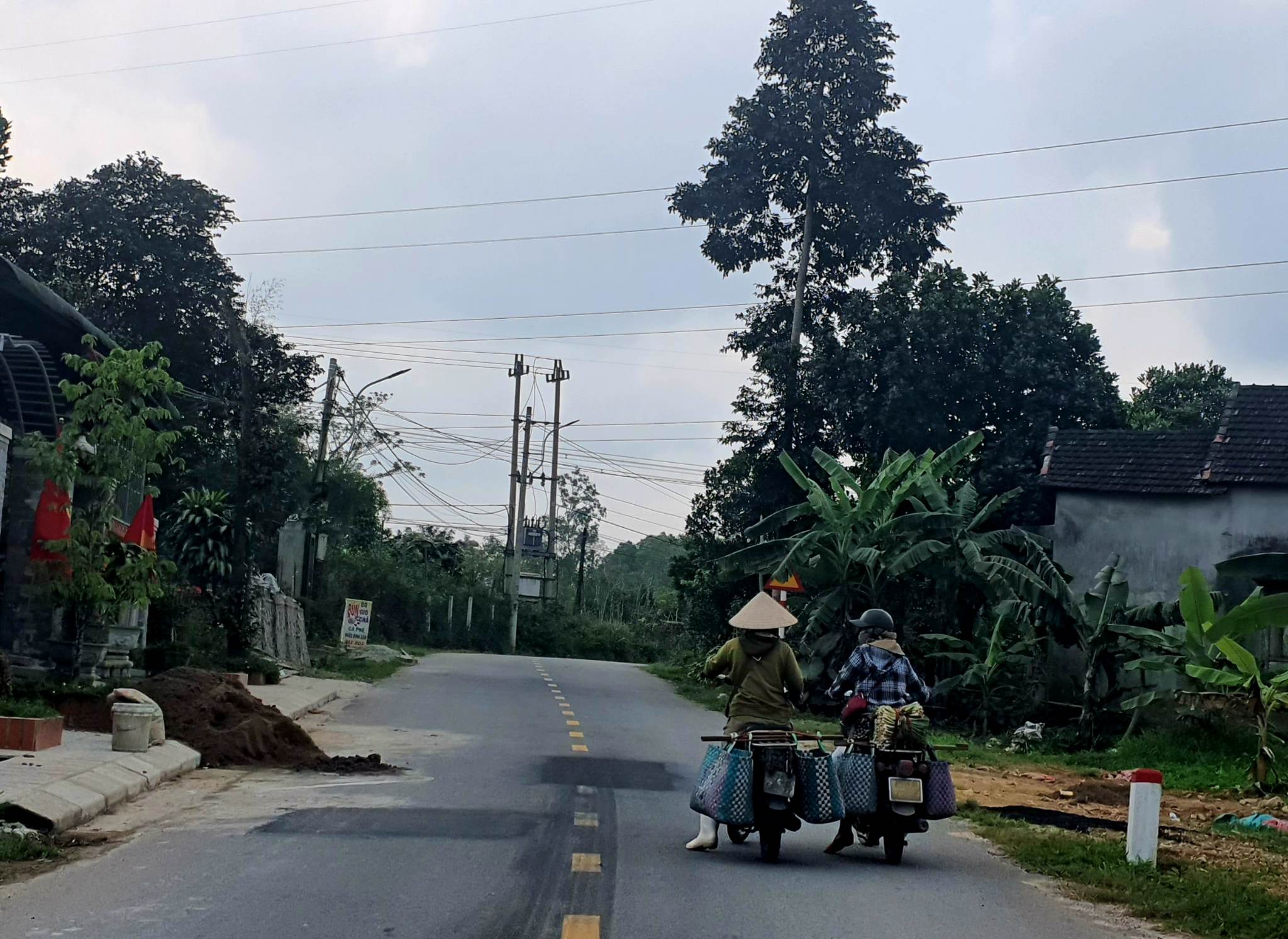 Dân sinh - Thừa Thiên-Huế: Đường 25 tỷ vừa làm xong đã phải cào bóc, vá víu (Hình 5).