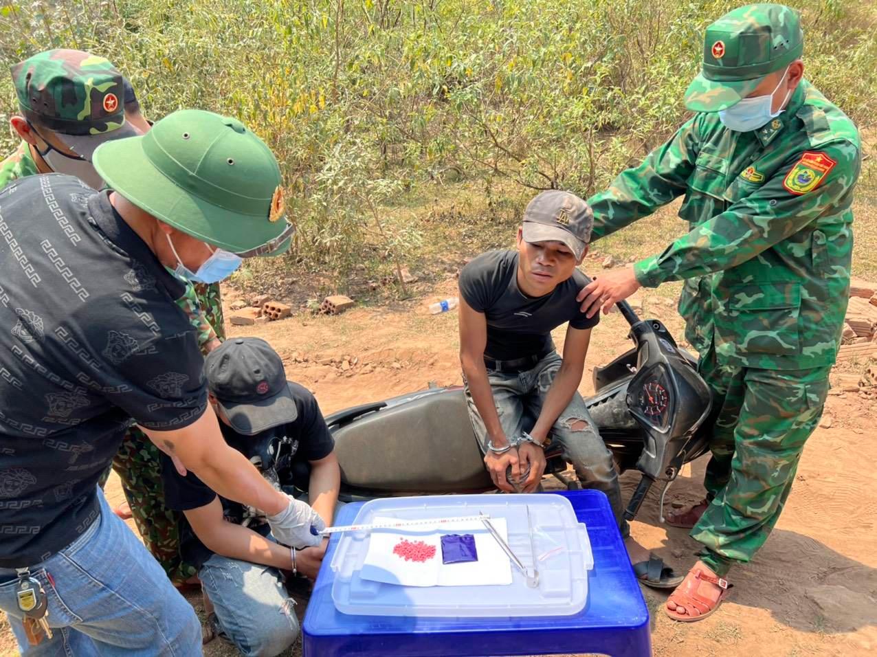 An ninh - Hình sự - Bắt hai kẻ gom tiền vượt biên mua ma túy về sử dụng (Hình 2).