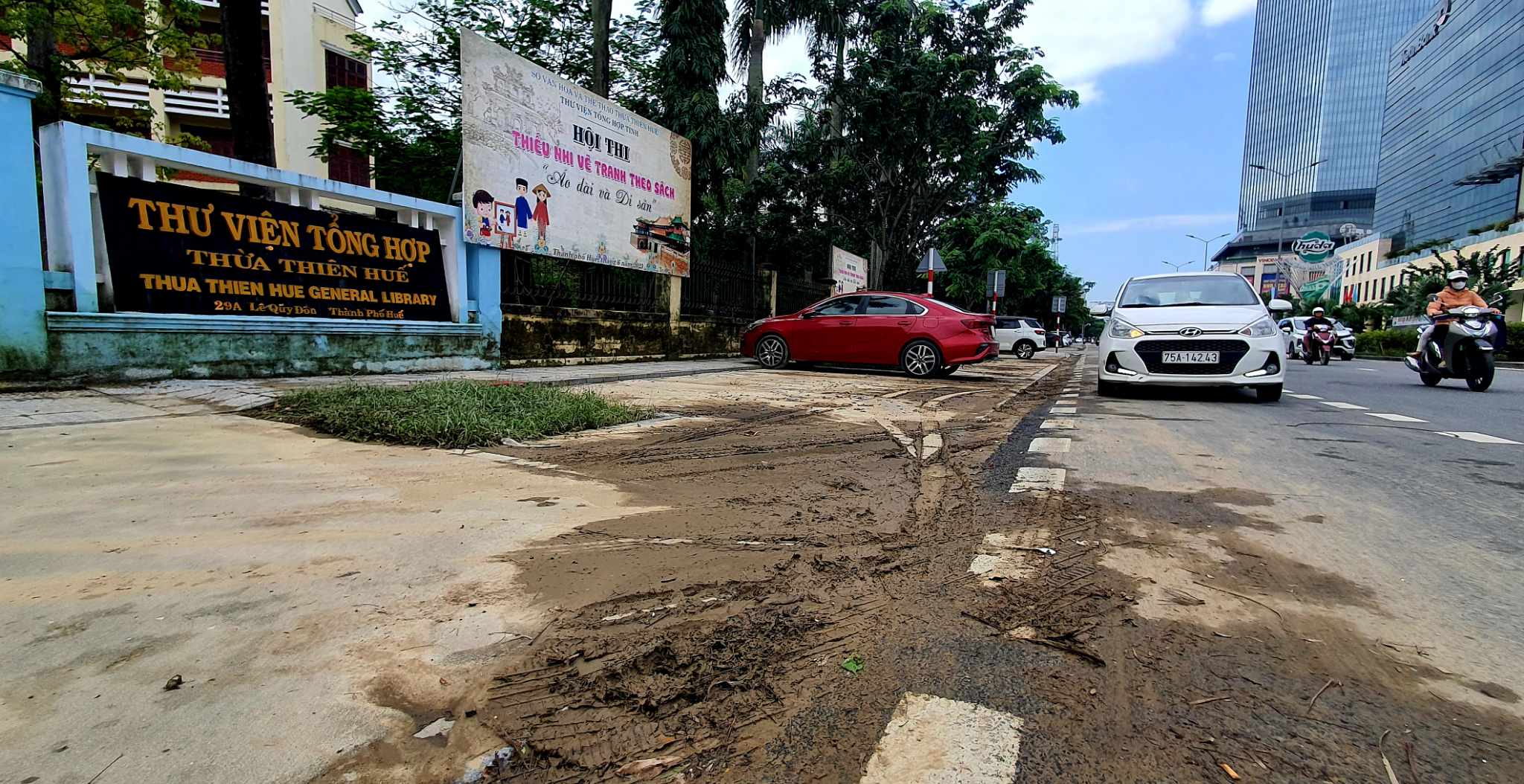 Dân sinh - Dọn dẹp sau lũ ở Huế: Nhiều tuyến phố trong cảnh “cha chung chờ… người khóc” (Hình 15).