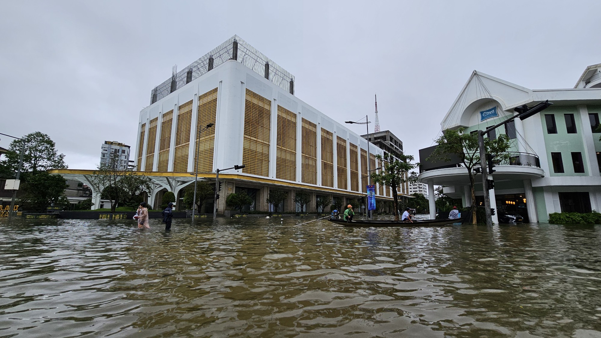 Dân sinh - Những 'thủ phạm' khiến nước lũ khó tiêu thoát ở Thừa Thiên-Huế (Hình 2).