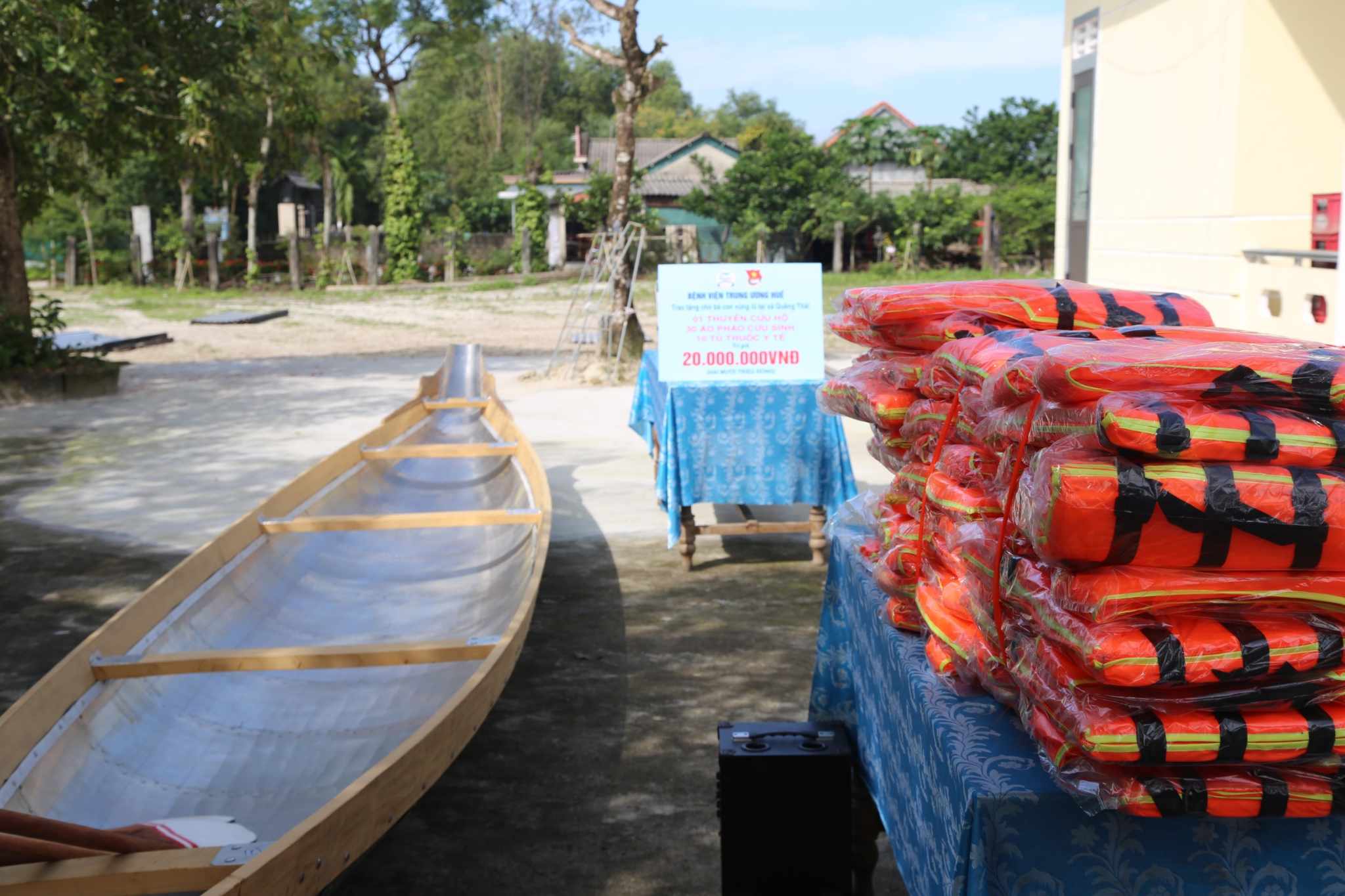 Dân sinh - Những món quà thiết thực gửi đến bà con vùng rốn lũ ở Thừa Thiên-Huế