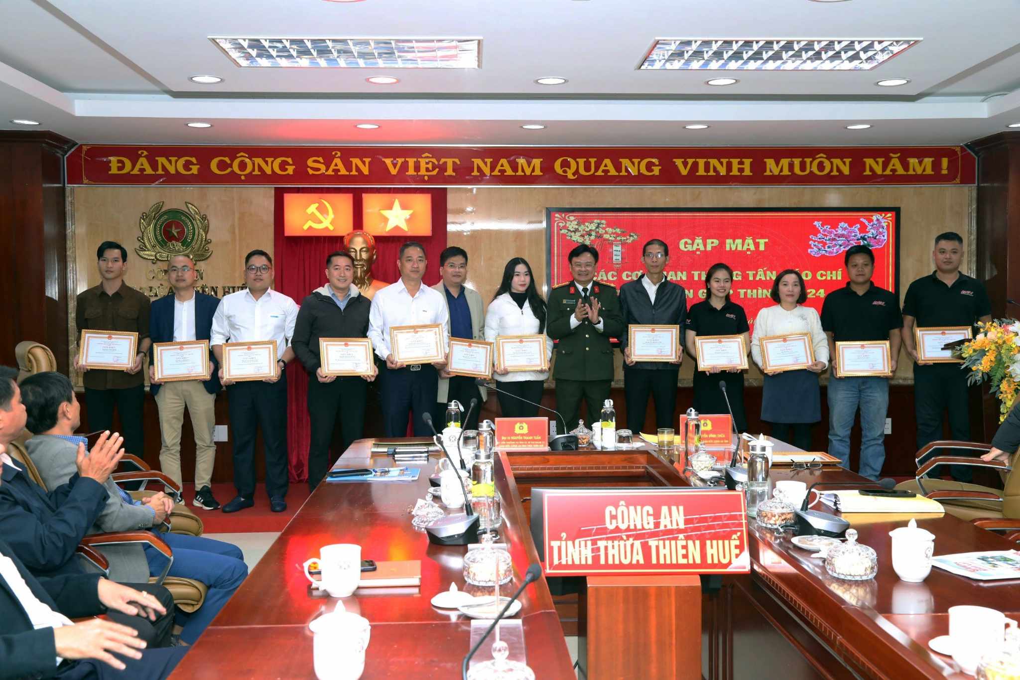 An ninh - Hình sự - Giám đốc Công an tỉnh Thừa Thiên- Huế: Nghe góp ý của người dân để phục vụ dân tốt hơn (Hình 3).