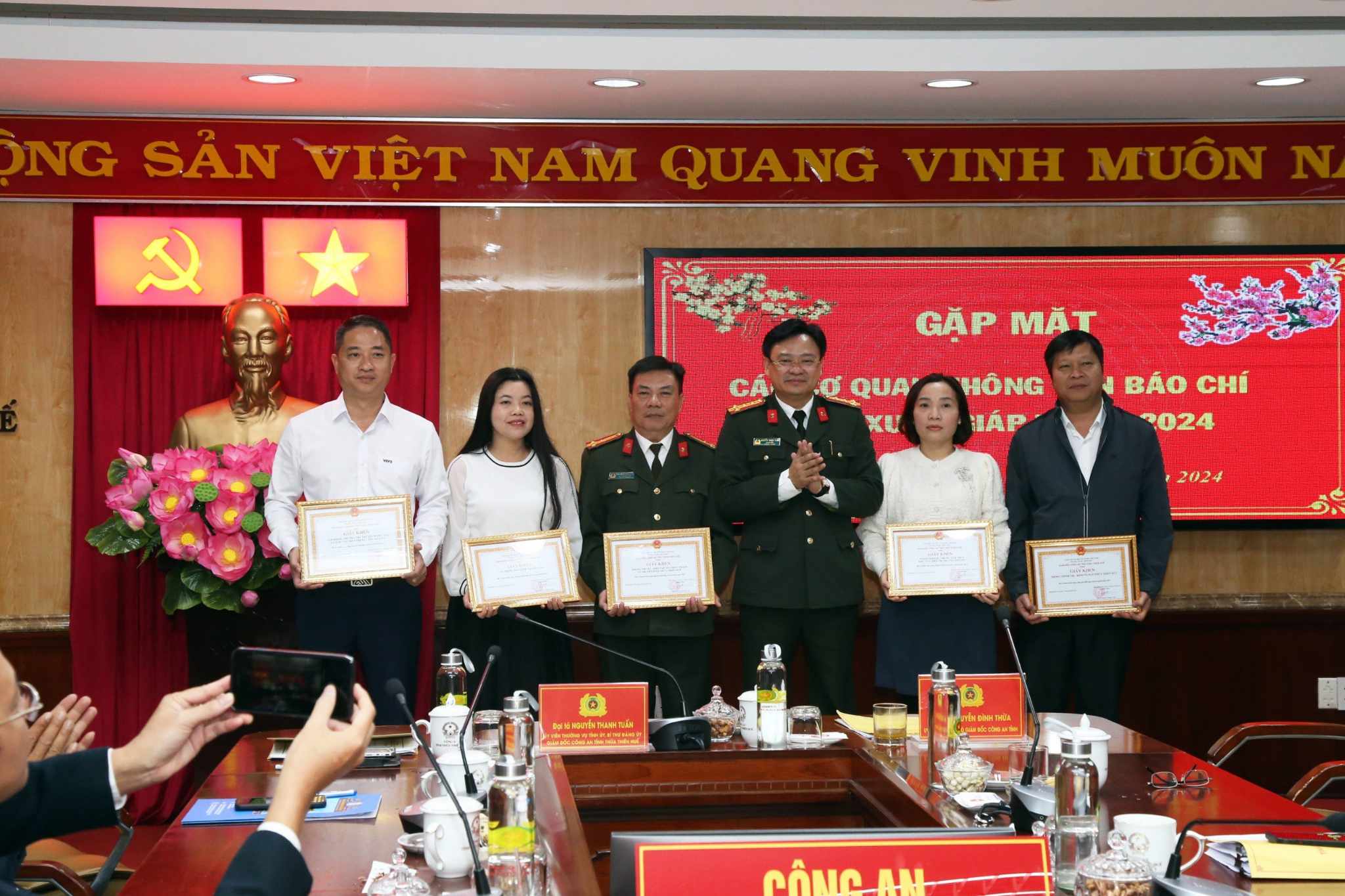 An ninh - Hình sự - Giám đốc Công an tỉnh Thừa Thiên- Huế: Nghe góp ý của người dân để phục vụ dân tốt hơn (Hình 2).