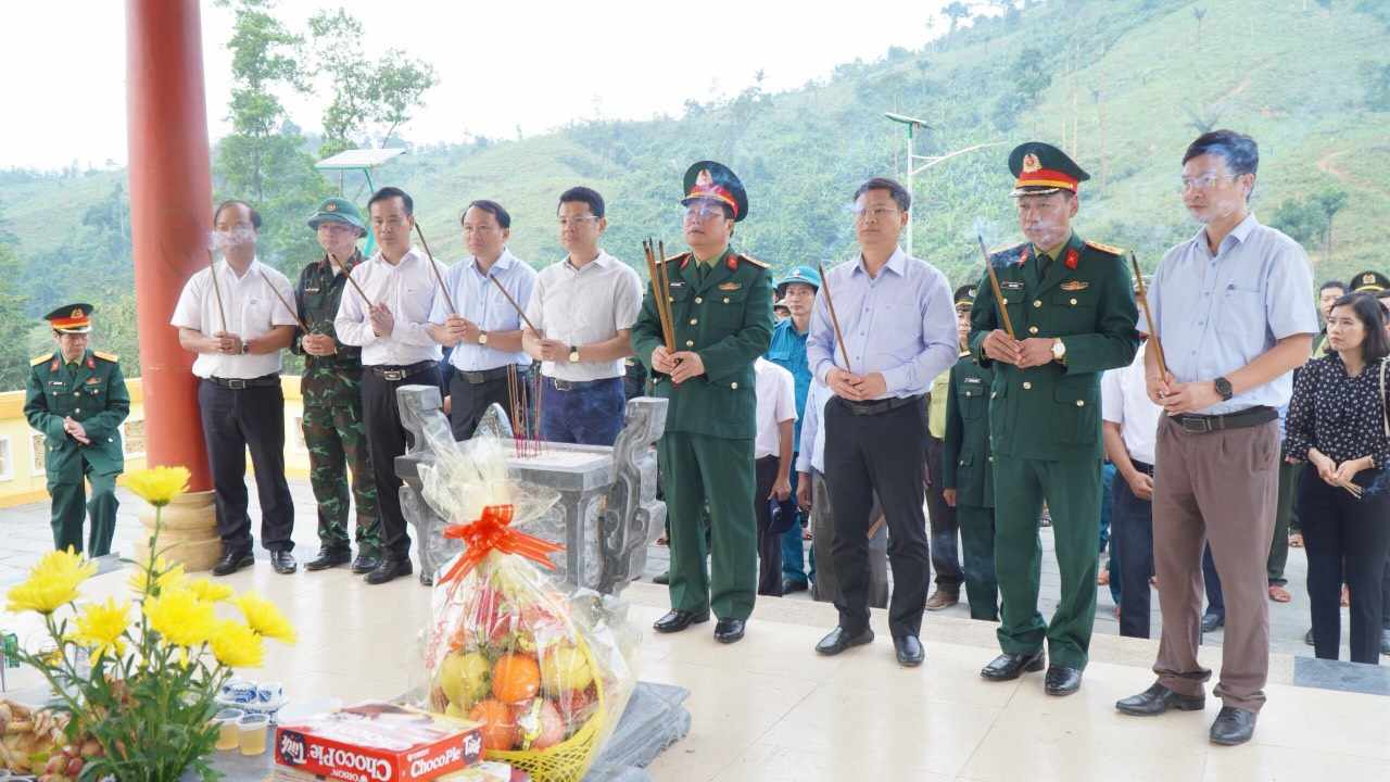 Dân sinh - Thú vị 6 tổ ong vò vẽ 'gác canh' ở bia tưởng niệm 13 liệt sĩ Rào Trăng (Hình 2).