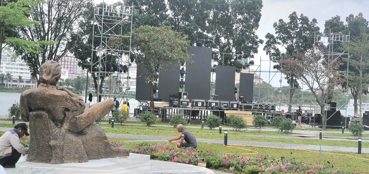 Văn hoá - Tượng Trịnh Công Sơn sắp khánh thành bên bờ sông Hương có gì đặc biệt? (Hình 8).