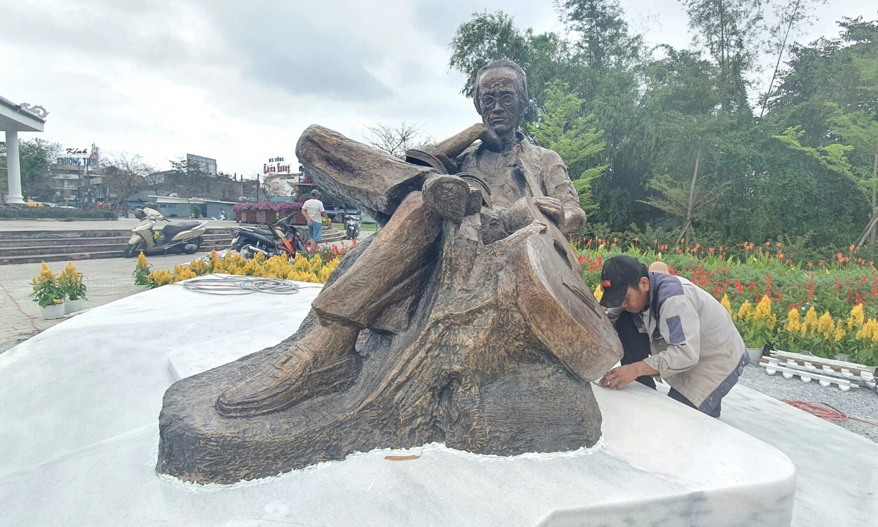 Văn hoá - Tượng Trịnh Công Sơn sắp khánh thành bên bờ sông Hương có gì đặc biệt? (Hình 5).