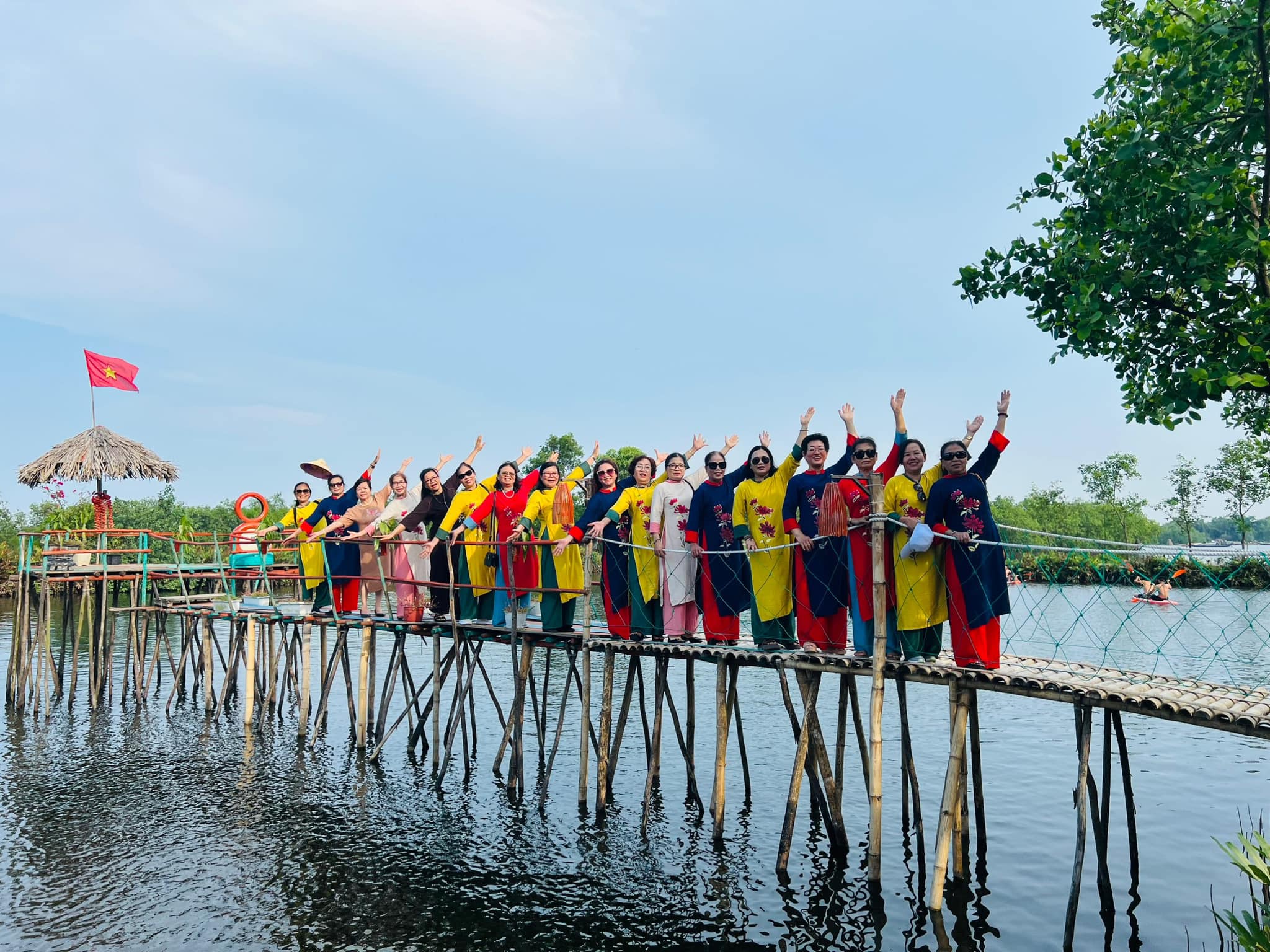 Dân sinh - Điều gì khiến thôn chài ven phá Tam Giang thoát mác “xóm... ngại cười'? (Hình 10).