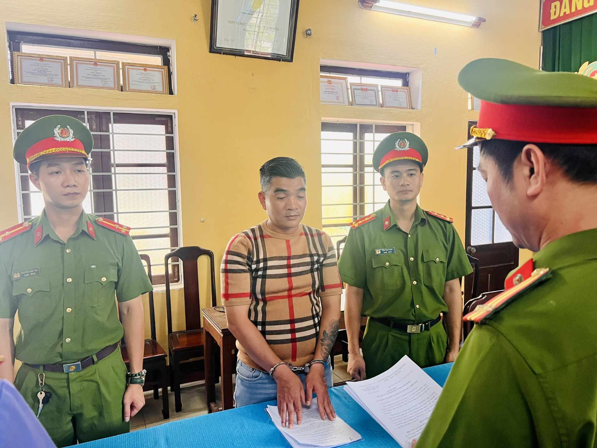 An ninh - Hình sự - Bắt 2 kẻ lừa tiền của người phụ nữ ở Thừa Thiên-Huế