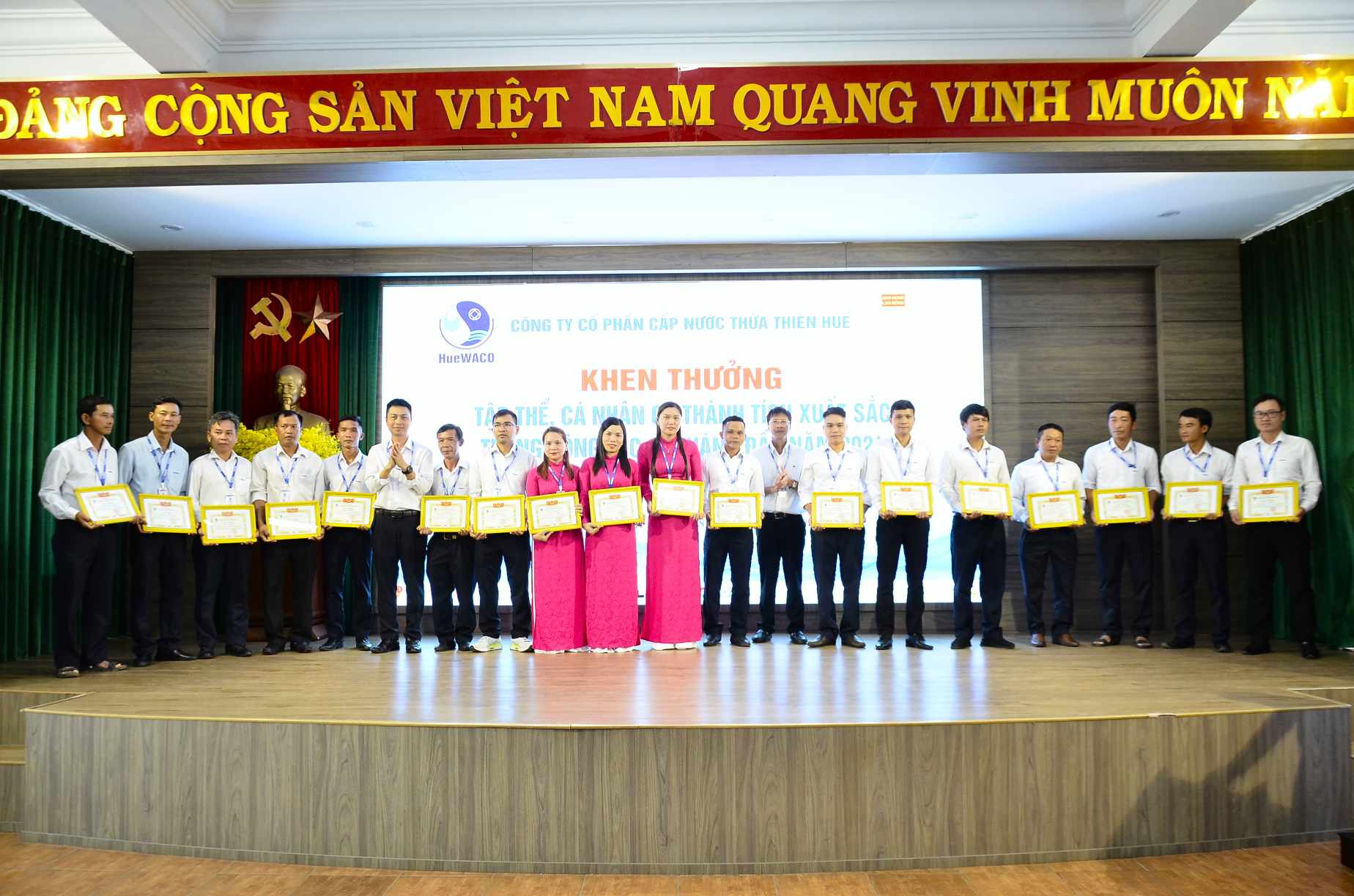 Hồ sơ doanh nghiệp - HueWACO đạt và vượt nhiều chỉ tiêu so với cùng kỳ (Hình 4).