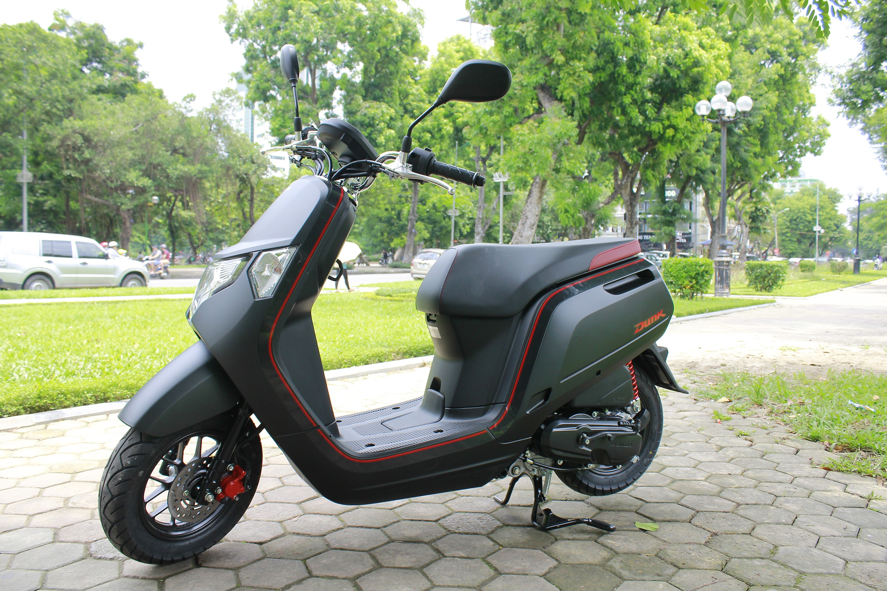 Xe++ - Cận cảnh mini-scooter Honda Dunk 50cc giá bán ngang ngửa SH  (Hình 5).