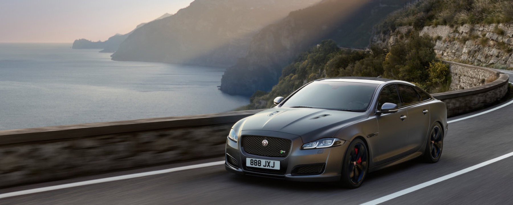 Xe++ - Siêu sedan Jaguar XJR575 chốt giá 2,78 tỷ đồng, cạnh tranh AMG S 63