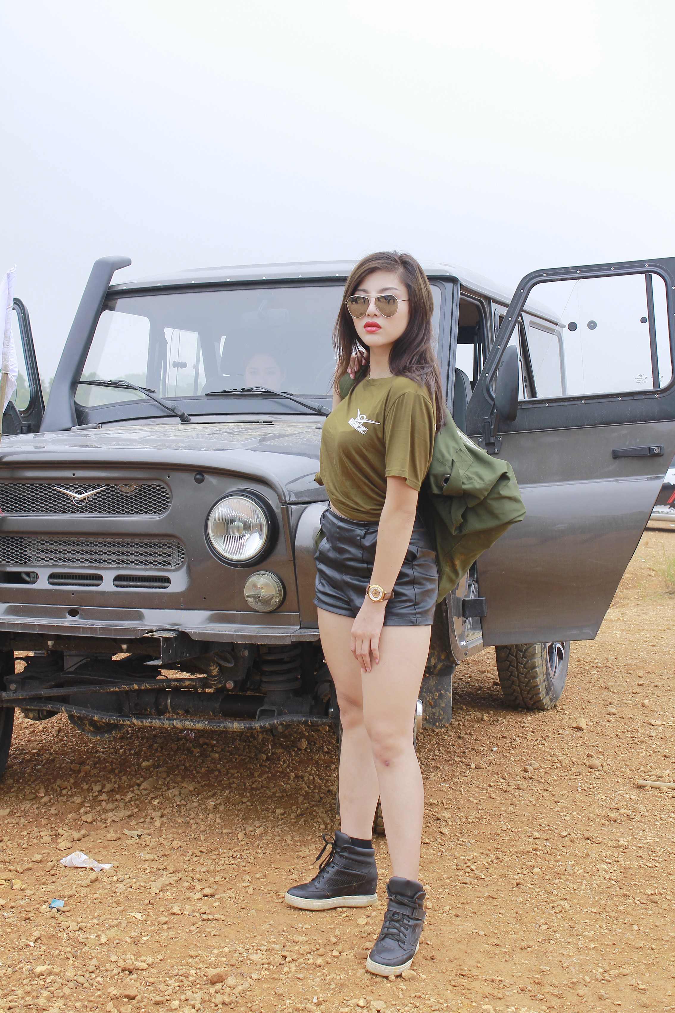 Xe++ - Hotgirl Thu 'gạch” đọ dáng bên chiếc xe hoài cổ UAZ Hunter (Hình 8).