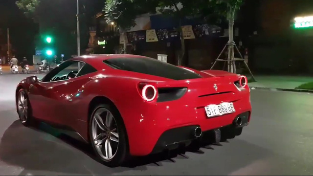 Xe++ - Tuấn Hưng cầm lái siêu xe Ferrari 488 GTB tiền tỷ trên phố Hà Nội