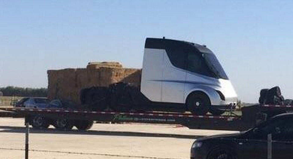 Xe++ - Xe tải đầu kéo chạy điện Tesla Semi lộ diện trước ngày ra mắt (Hình 2).